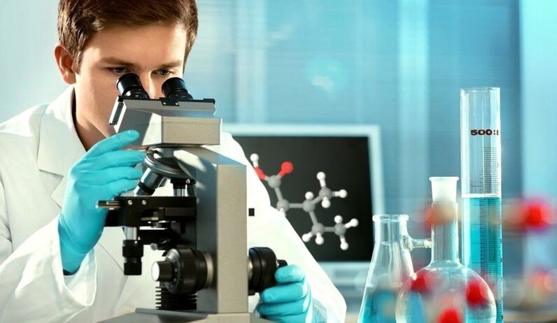 uno specialista esamina il materiale al microscopio