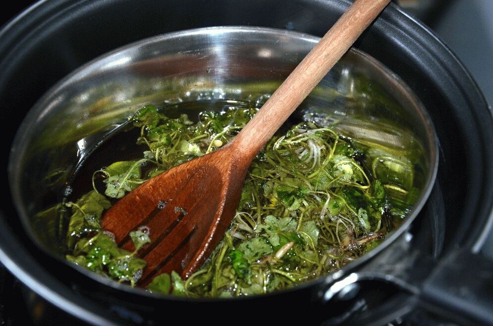 decotto alle erbe con celidonia per funghi alle unghie