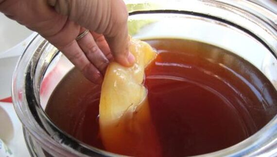 Kombucha per il trattamento dei funghi delle unghie