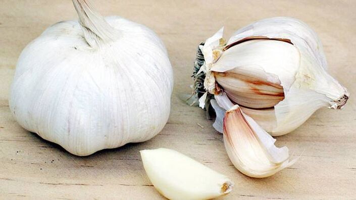 aglio per funghi ai piedi